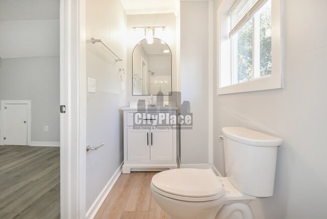 Building Photo - 2224 N Kenwood Ave