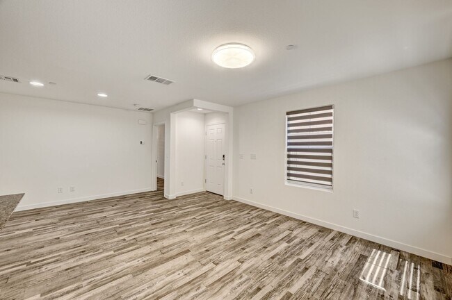 Building Photo - Exquisite Townhome - Life of luxury