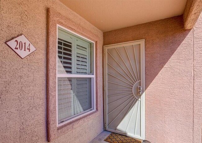 Building Photo - Highly Remodeled 1 Bedroom 2nd Floor Unit