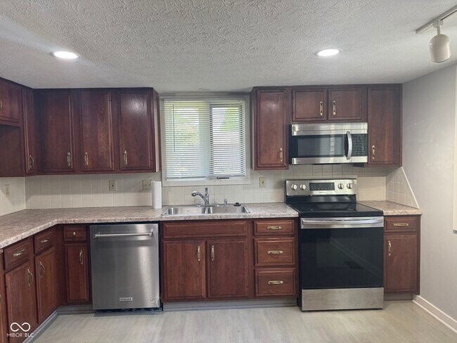 Building Photo - 329 Sandbrook Dr