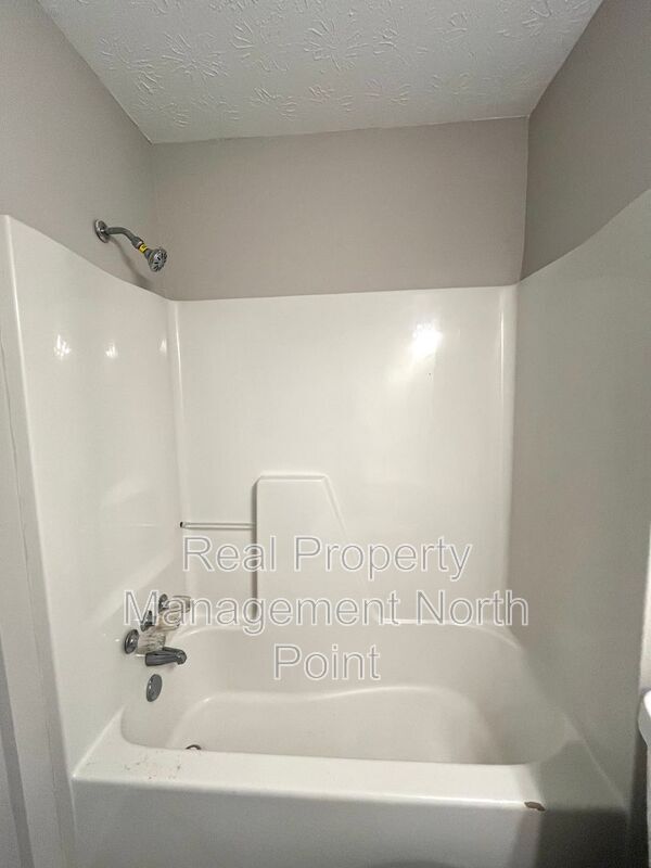 Building Photo - 5843 Summerglen Ln