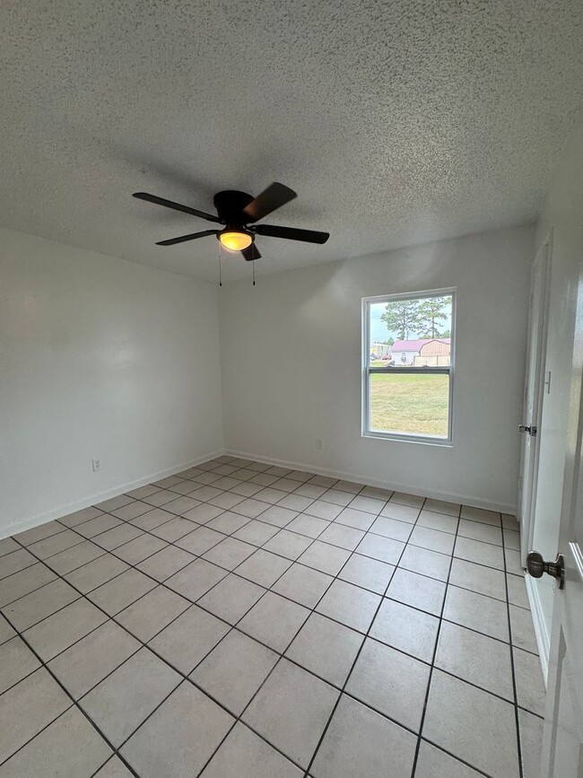 Building Photo - 3 Bed / 1 Bath Available Now in Weiner, AR.