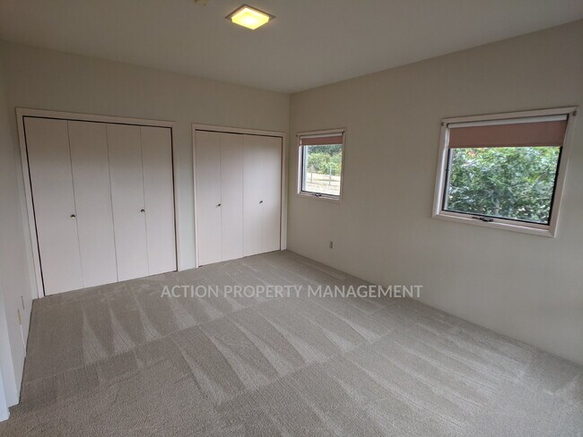 Building Photo - 3 bed 3 bath on 4.8 acres w/ beautiful water view