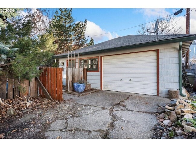 Building Photo - Gorgeous Upscale 4 bed 2 bath
