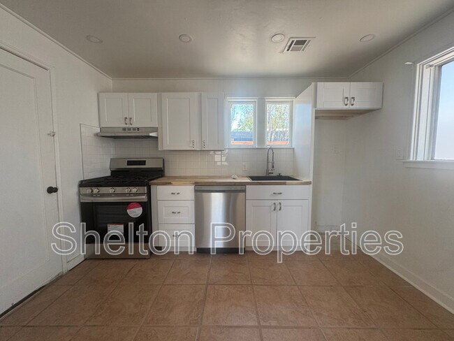 Building Photo - 2047 E Virginia Ave