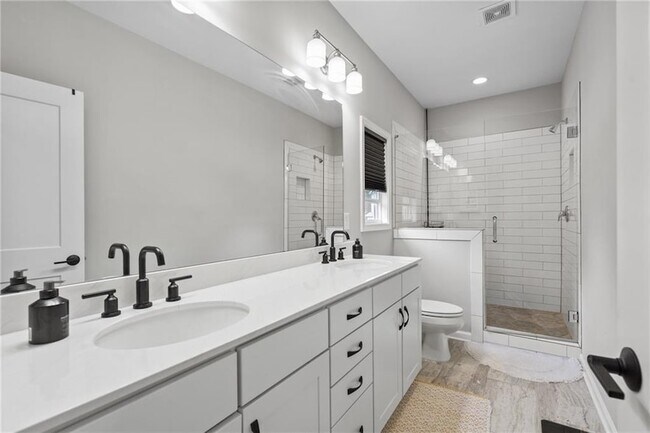 Building Photo - 2047 Drew Dr