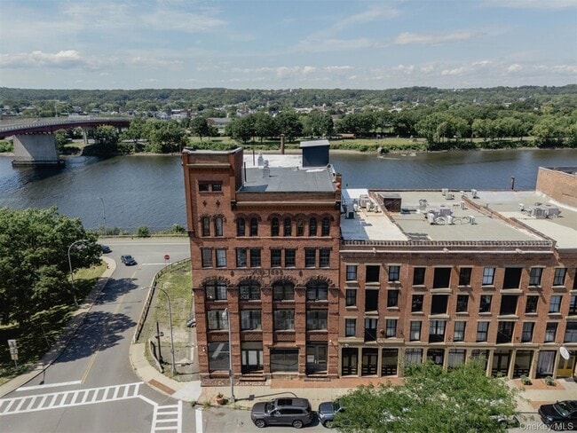 Building Photo - 155 S River St