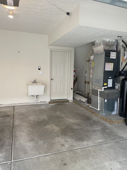 garage - 6143 Halton Pl