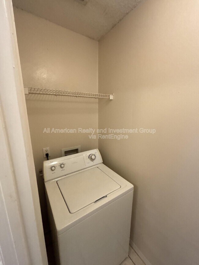 Building Photo - 4274 Calinda Ln