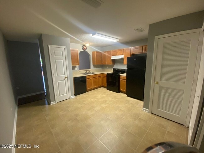 Building Photo - 8465 McGirts Village Ln