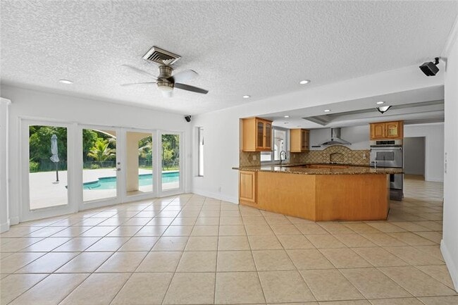 Building Photo - 1120 E Tropical Way