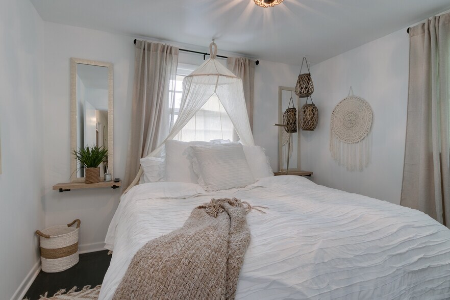 Building Photo - 101 Carnavon Pky