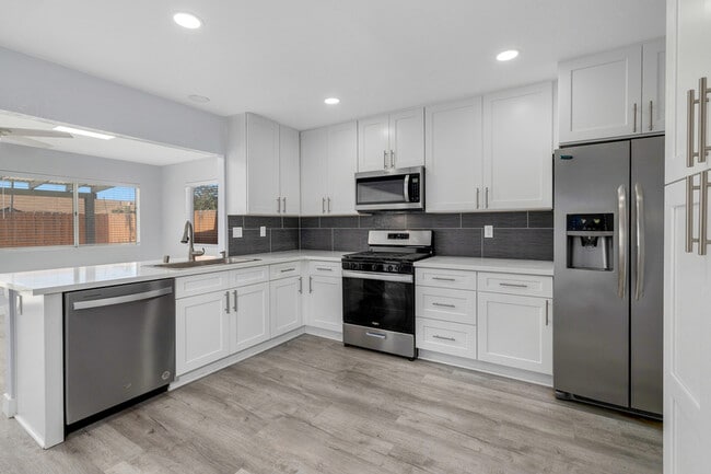 Building Photo - 9994 Parkdale Ave