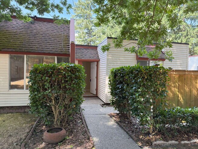 Building Photo - Fairwood Condo Available NOW!