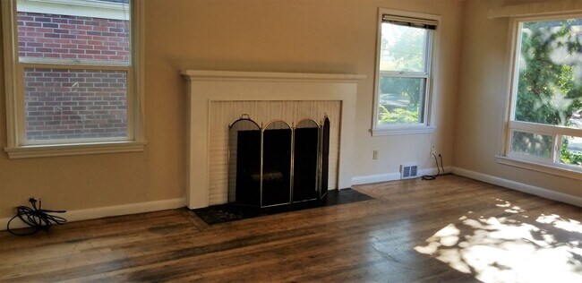 Building Photo - One Block to Lake Washington, Available Aug 1st