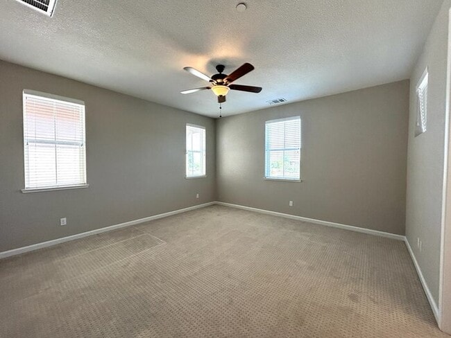 Building Photo - Beautiful 3 Bedroom 2.5 Bathroom in Gated ...
