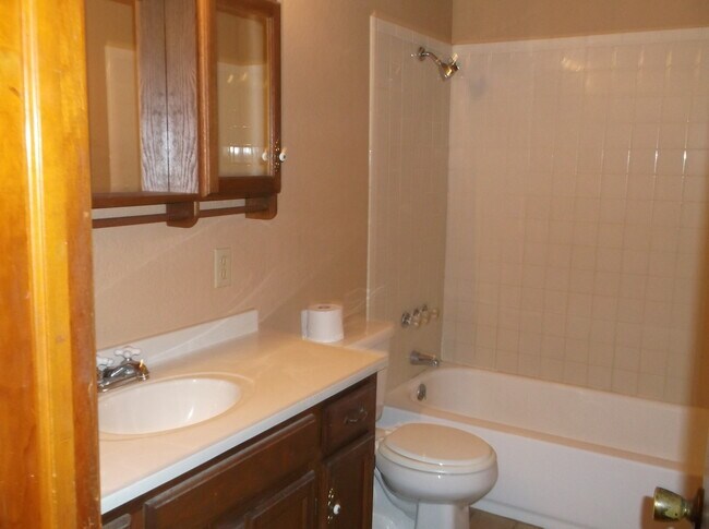 Building Photo - 16881 Beau-Kay Dr