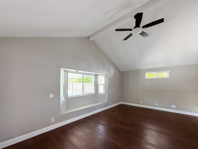 Building Photo - Newly Remodeled 3B 2BA Home w/ Putting Gre...