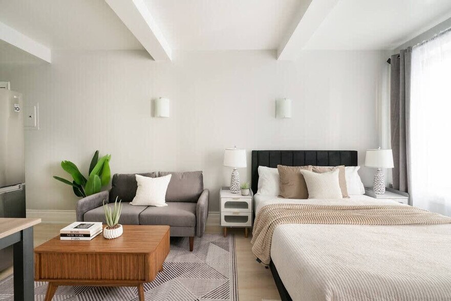 Building Photo - 240 W 73rd St