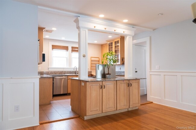 Building Photo - 217 Larchmont Ave