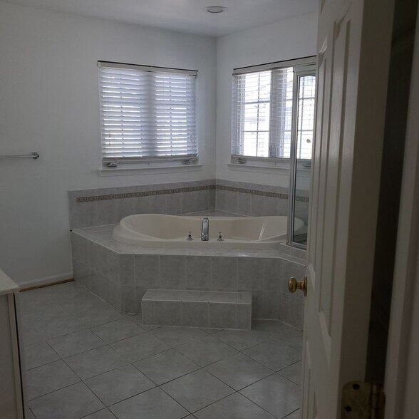 Building Photo - 3123 Sedgewick Dr