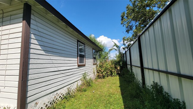 Building Photo - 1114 Blackwood Ave