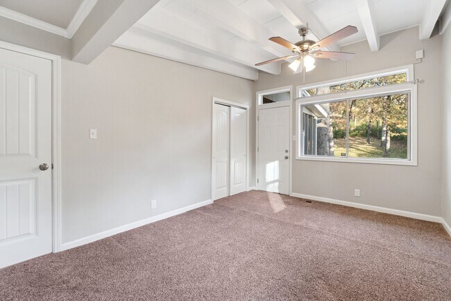 Building Photo - Gorgeous 5 bedroom, 2.5 bath House on a .88 Acre Lot in Fort Smith!