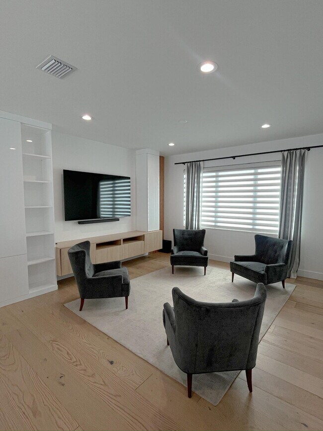 Building Photo - 8227 Oceanus Dr