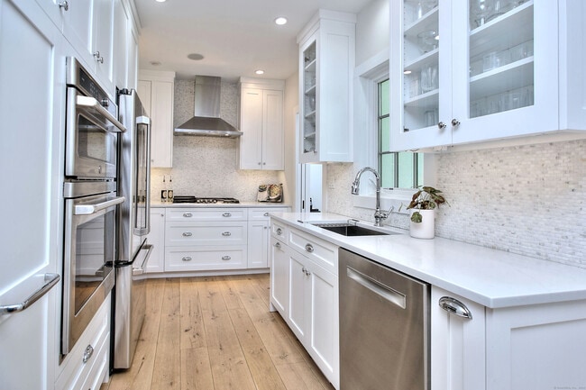 Building Photo - 55 Kings Hwy N