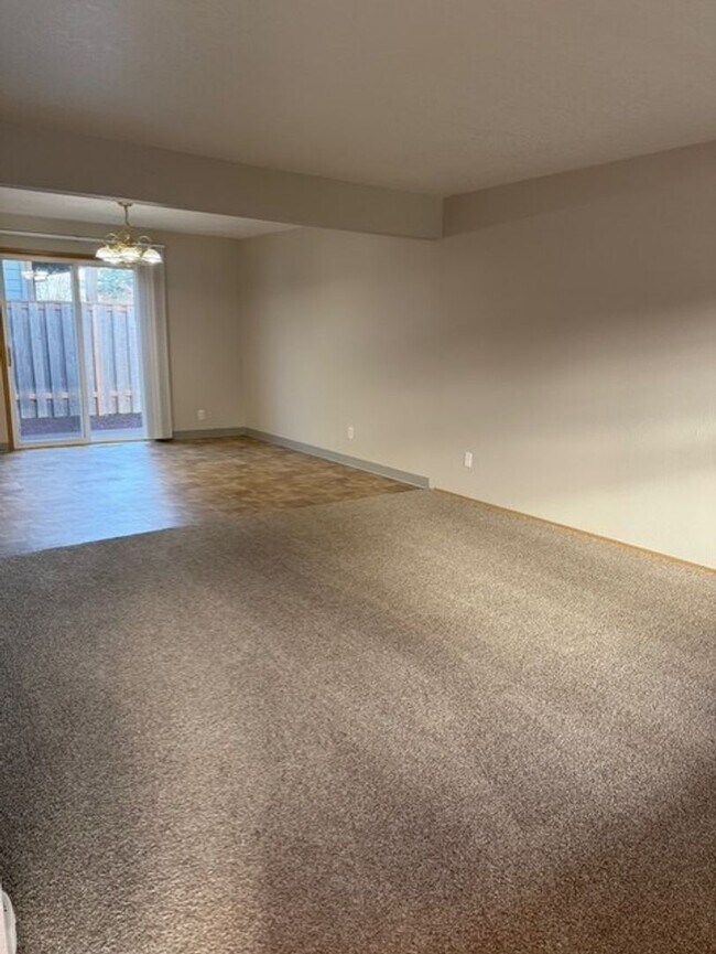 Building Photo - 1091000