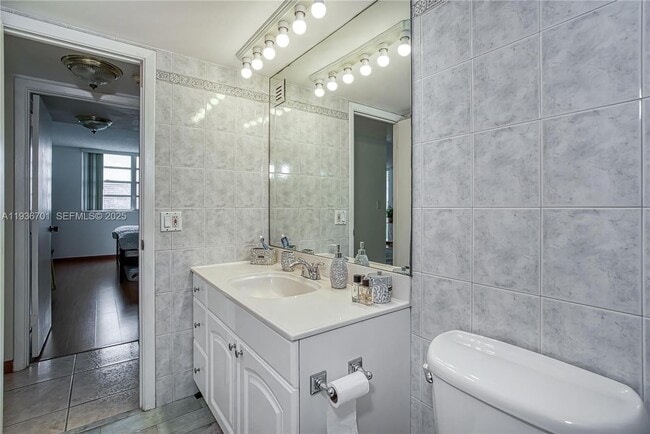 Building Photo - 1833 S Ocean Dr