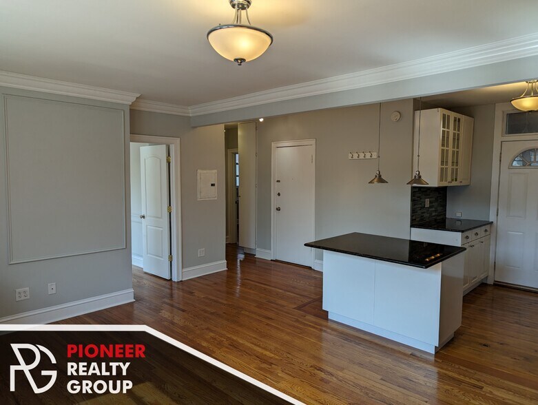 Building Photo - 546 W Surf St