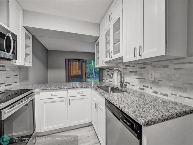 Building Photo - 9845 Riverside Dr