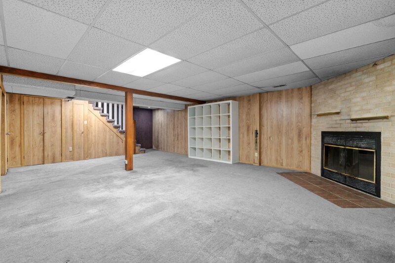 Building Photo - 550 Versailles Dr