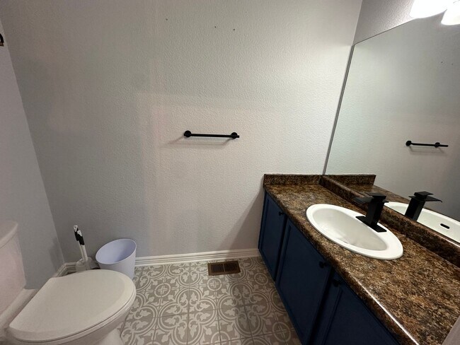 Building Photo - 3 Bed 3 bath house in Spring Creek!