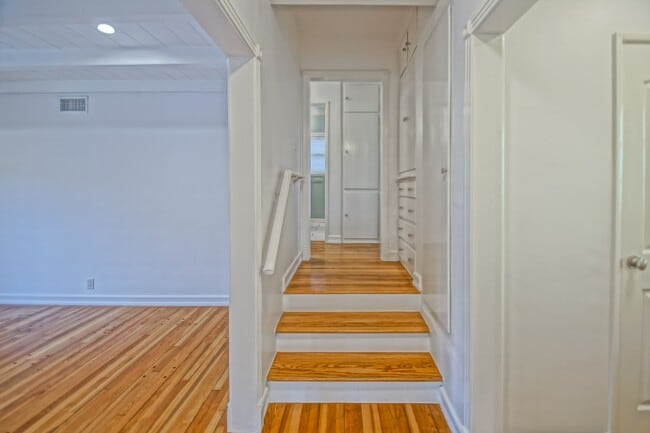 Building Photo - BEAUTIFULLY REMODELED, BRIGHT & AIRY HILLS...