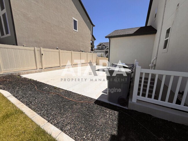 Building Photo - 909 Sagehill Dr