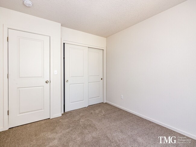 Building Photo - Centrally Located Townhome with Attached G...
