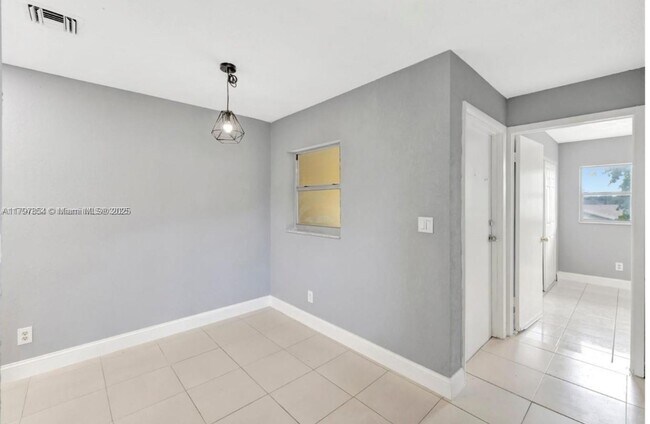 Building Photo - 825 SW 10th St