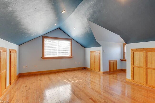 Building Photo - 407 Russell St