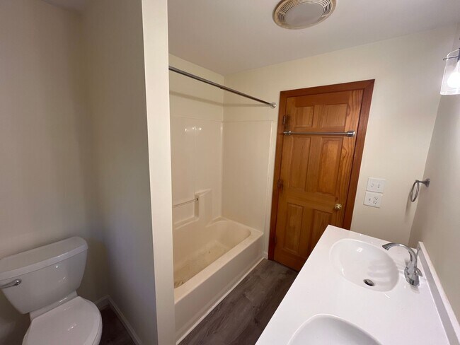 Building Photo - 3 Bedroom, 2 bath home newly renovated wit...