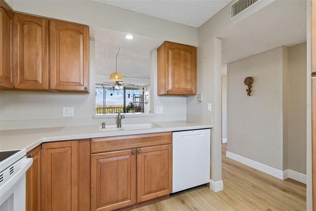 Building Photo - 900 Cove Cay Dr