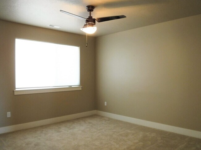 Building Photo - Chic artist-style lofts home with 3 bed 2.5 bath near Boise Greenbelt.