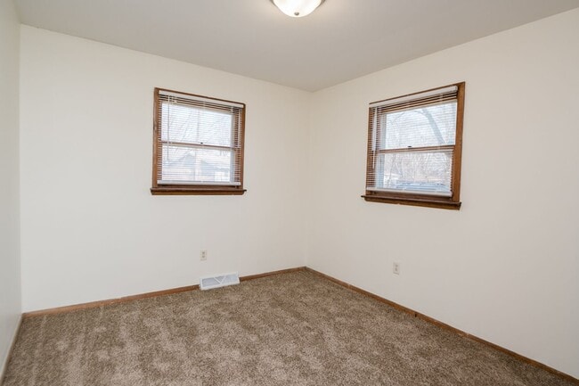 Building Photo - 3 bedroom / 1 bathroom Duplex in Portage