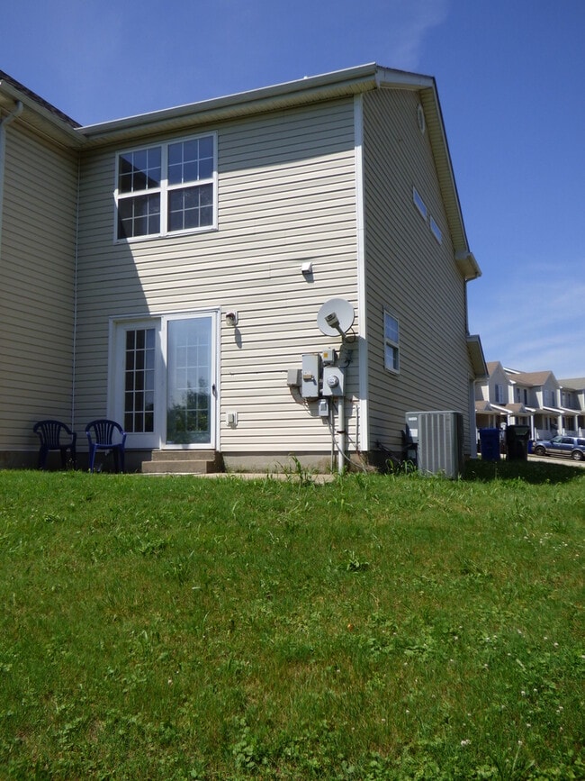 Building Photo - COMING SOON! Spacious Townhouse, W/D Hookups, Off-Street Parking, All Electric!