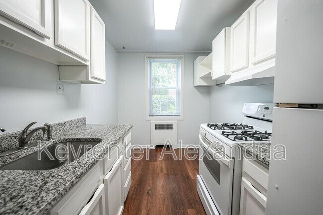 Building Photo - 206 N George Mason Dr