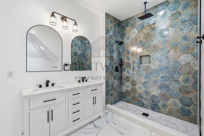 Building Photo - Fully Renovated 4bed, 3bath Home with Fenced In Yard