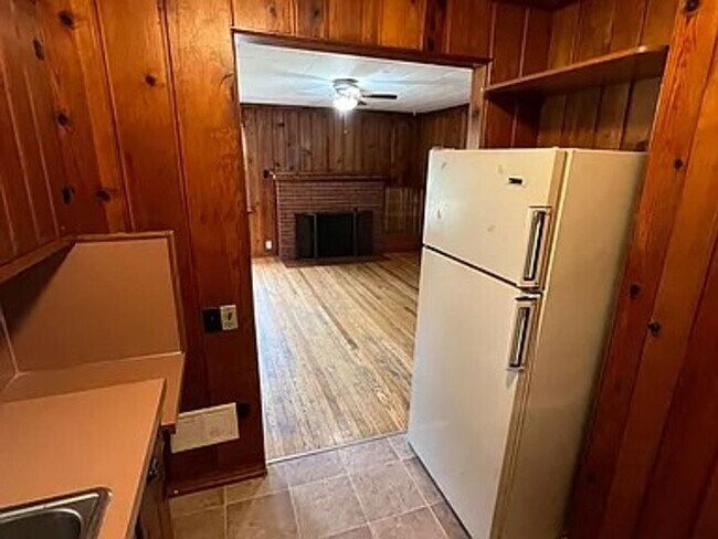 Building Photo - 2 bed 1 bathroom
