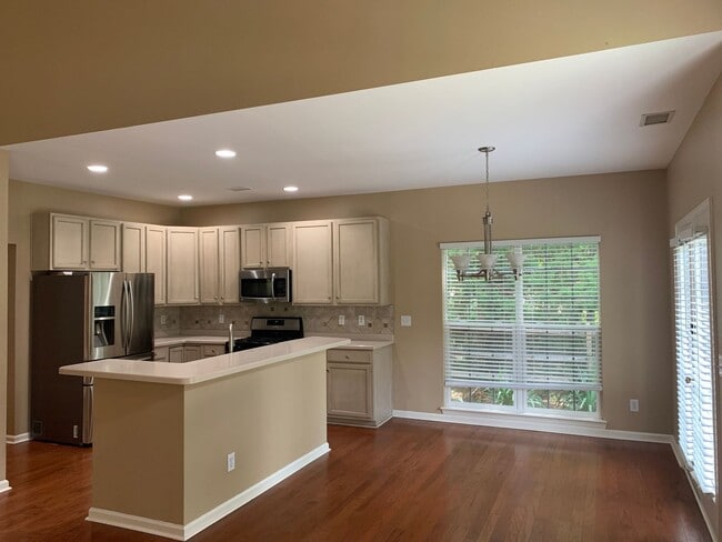 Building Photo - Move-in Ready 5 bedroom, 3.5 bath house lo...
