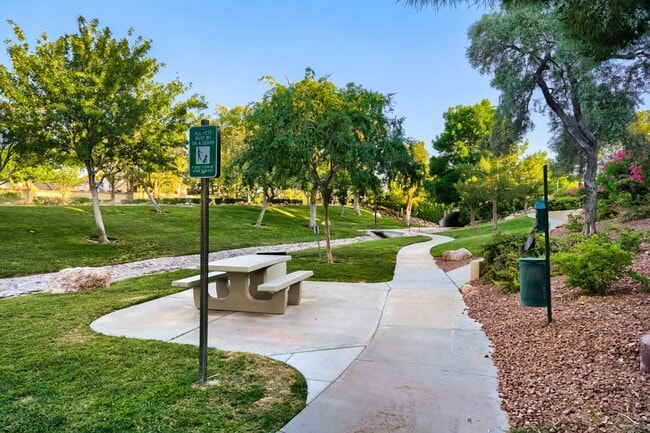 Building Photo - 5 Bedroom Luxury Home In Peccole Ranch!